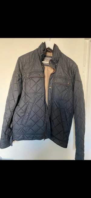 Herrjacka  strl M  - Fint skick strl m  Jack and Jones  perfekt nu på hösten !! Frakt betalas av köparen 🤩☀️🤗