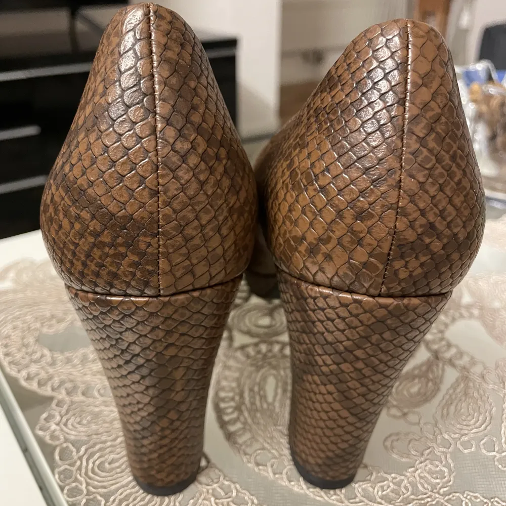 Eleganta högklackade skor, aldrig använt, prislappen sitter kvar. Storlek 40. Kengät.