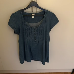 Jeans blus - Jeans blus i storlek 40. Använd lite men ser ut som ny.