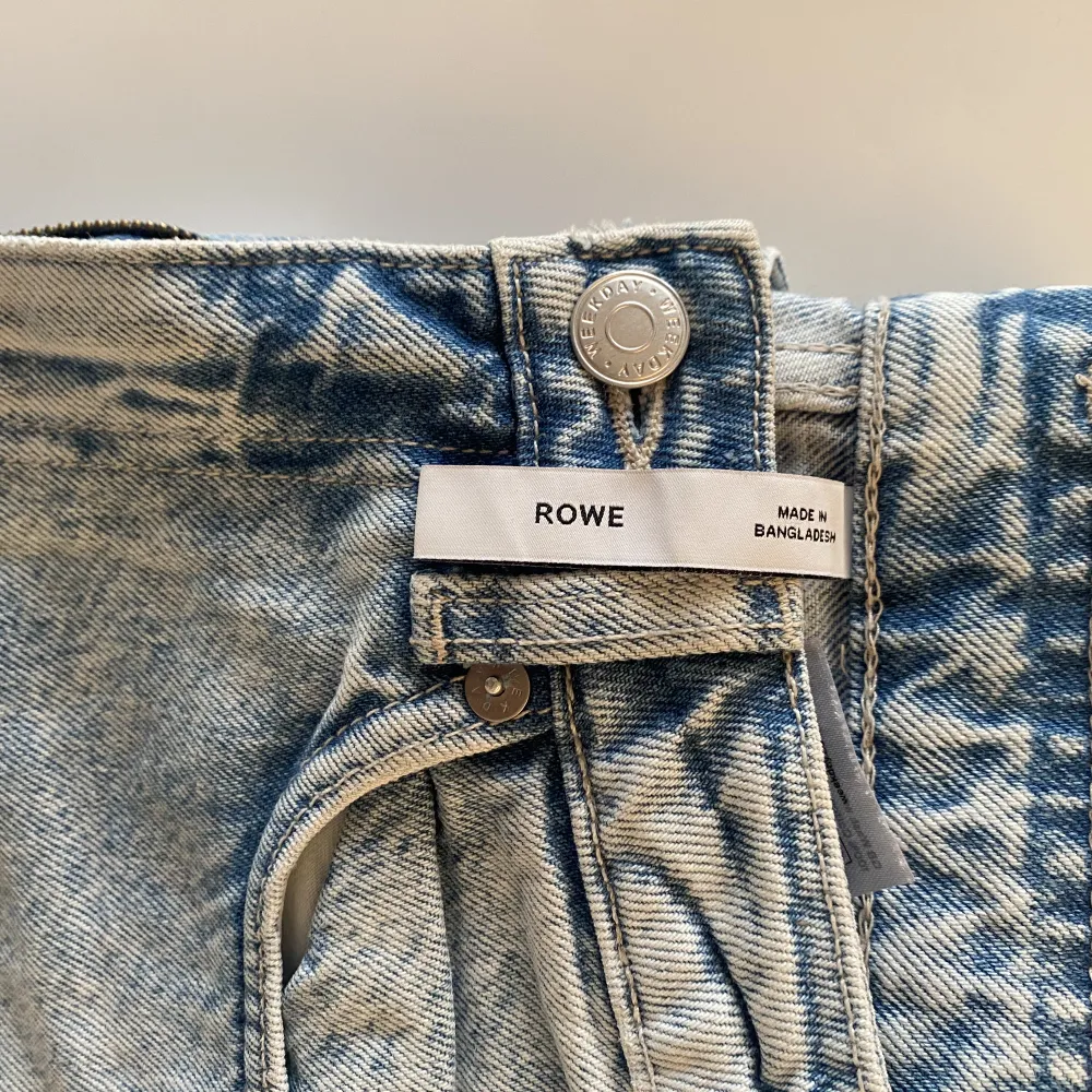 Ljusblå jeans från weekday i modellen rowe . Jeans & Byxor.