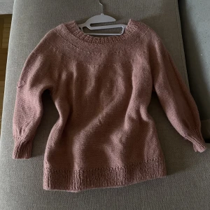 Rosa tröja - En rosa tröja som är lite off shoulder. Inget märke eller storlek står på men passar mig som har S