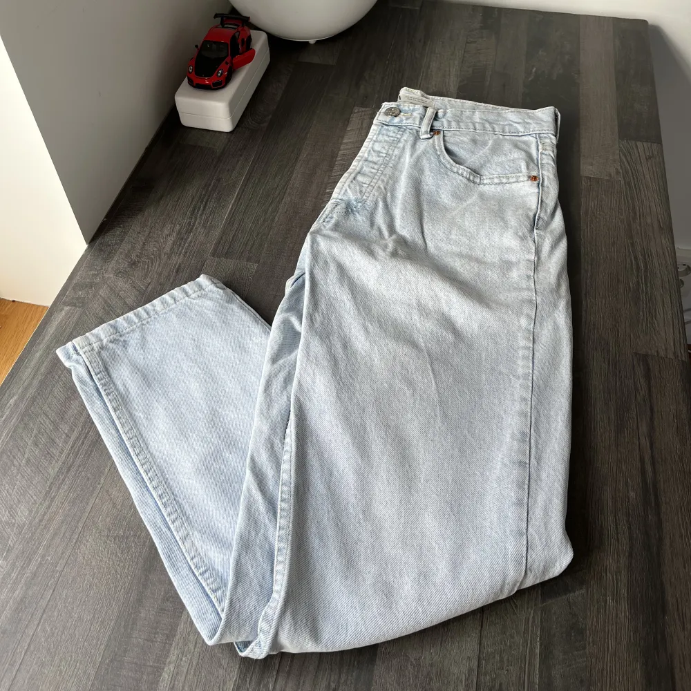 Säjer nu mina knappt använda jeans från zara! Hör gärna av er vid frågor eller funderingar! 🤩. Jeans & Byxor.