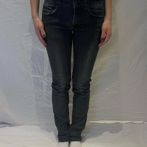Jeans  - Säljer jätte fina jeans från Batistini Jeans då jag aldrig använt dem. Dem passar mig som e 170 cm lång och bär stl xs/s. Köpt från ett företag på instagram. Hål finns på insidan men de är inget som syns på utsidan, se sista bilden.  🖤