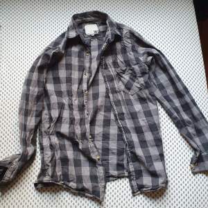 Grå / svart flannel/bomullsskjorta från Lager 157. Storlek M, lite baggy. Använt skick & lite nopprig (se bilder) men bekväm! Kolla gärna mina andra annonser 🔥