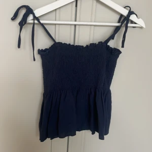 Marinblå topp - Super fin marin blå topp, skriv för fler bilder o frågor❤️