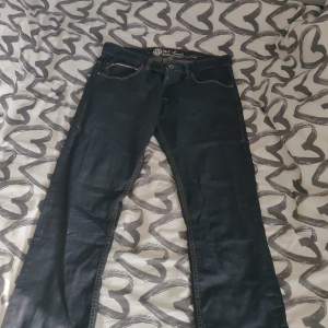 Äkta BLEND jeans. Haft dom ett tag men aldrig någonsin använt dom. Jag säljer dom då dom har är för små för mig. Skulle säga lite bootcut aktiga och low waist. 