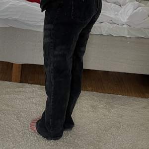 Svarta mid waist wide leg jeans från monki. Tror att modellen är yoko. Storlek M/29. Mycket bra skick utan skavanker! #vintage #jeas 