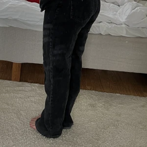 Svarta monki jeans - Svarta mid waist wide leg jeans från monki. Tror att modellen är yoko. Storlek M/29. Mycket bra skick utan skavanker! #vintage #jeas 