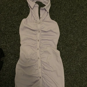 Halterneck klänning - Ljuslila halterneck klänning med krage.  Figursydd. Aldrig använd.