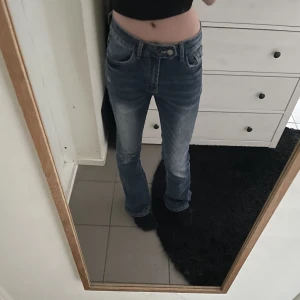 Jeans  - Super fina mörkblåa jeans, kommer tyvärr inte till mycket användning men ser helt nya ut, pris går att diskutera 