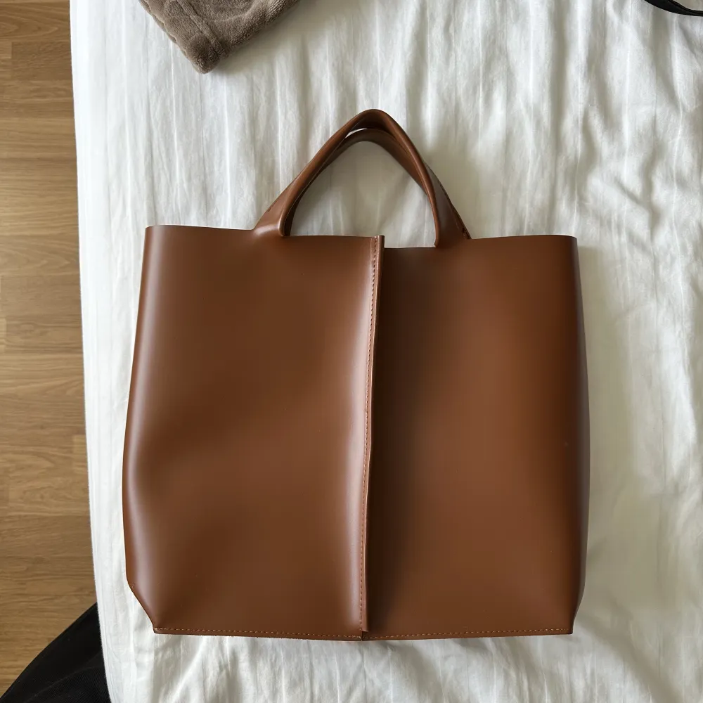 Perfekta höst väskan i en fin ljusbrun färg, aldrig använd.. Väskor.