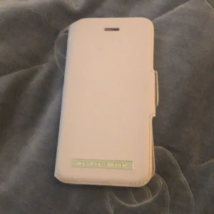 Idel of Swedan skal😻 - Jätte fint idel of swedan skal, där man kan lägga kort/pengar. Jätte fin ljusrosa färg. Skickas med orginalboxen!!Passar för iPhone 8/7. Nypris 400kr. I nyskick!! 
