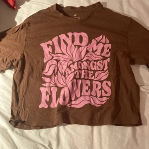 Magtröja från hm! - Fin magtröja från hm, kommer från barnavdelningen i storlek 158/164, men passar xs. Det står snirklig text med ” Find me amongst the flowers”. Den är skön och i bra skick. Köpte den för 100 kr ny❤️