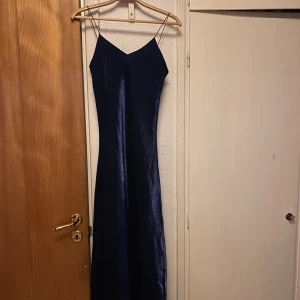 Bal klänning - Balklänning som är använd 1 gång fick den av en kompis så vet ej vart hon köpte den. Finns inte heller någon lapp som skulle visa vart den är köpt. Längden är bra för mig som är 168. Det sitter olika beroende på kurvor osv. Pris kan diskuteras privat🥰🥰