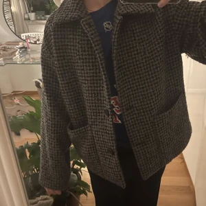 Kappa  - Säljer min snygga tandbendsmönstrade kappa från Monki!! En favorit⭐️ storlek s!! Köparen betalar för frakt💞