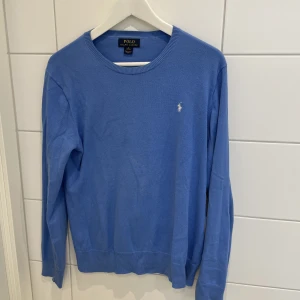 Ralph lauren tröja - Riktigt snygg ralph lauren tröja. Storlek 18-20 vilket passar ungefär S. Skick 8,5/10. Nypris är 1500 kr. Mitt pris är 450 kr. Hör av er vid frågor💸🤙 