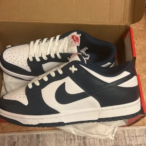 Dunks valarian blue - Säljer splitter nya mörkblåa dunks för bra pris. Creez skydd kan köpas med för 30kr extra. 