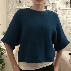 Trekvartsärmad tröja - Obs! Säljer andra liknande plagg på Plick ❤️Säljer denna superfina trekvartsärmade tröja. Den är i gott skick och väldigt inne. Stickad i mjukt material. Storlek XS/S. Klicka gärna på köp nu 💓 köpte för 599kr
