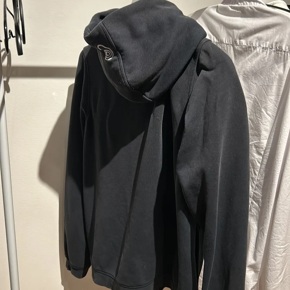 Mörkblå/svart sweatshirt tvättad några gånger pris kan diskuteras vid snabb affär . Tröjor & Koftor.