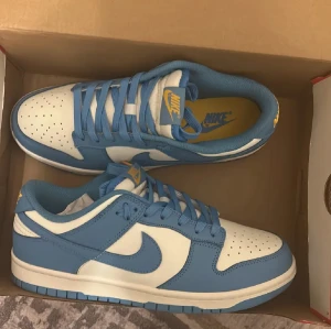 Dunks universty blue - Säljer splitternya dunks för bra pris och. Creez skydd kan också köpas med för 30kr extra.skriv för med information 