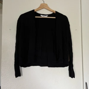 Kofta - Svart stickad kofta med v-ring. Storlek S 