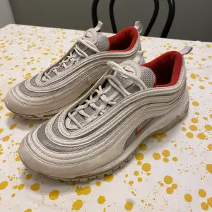 Säljer mina vintage vita och röda airmax sneakers pga av att de ej passar mig längre.