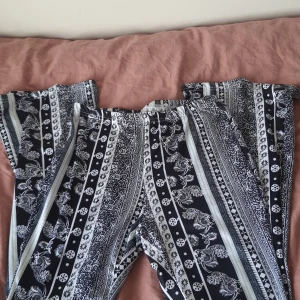  Blommig Randig Boho Kvinnor Byxor - Jätte bra material men är också stretchiga. Den passar inte så bra på mig eftersom är 171 cm. Jag tror kommer passar dom är under 171 cm. Bra högmidjat. 