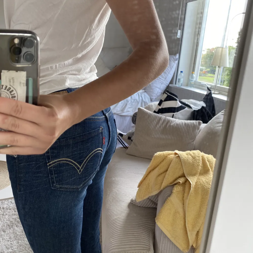 Lågmidjade jeans från Levis! Mina favorit jeans men säljer pågrund av att de blivit för lite  korta. Storlek Xs-s och passar kanske 160-165. Jag är 167! Jätte fint skick! Priset kan diskuteras!💞. Jeans & Byxor.