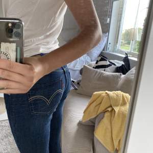 Lågmidjade jeans från Levis! Mina favorit jeans men säljer pågrund av att de blivit för lite  korta. Storlek Xs-s och passar kanske 160-165. Jag är 167! Jätte fint skick! Priset kan diskuteras!💞