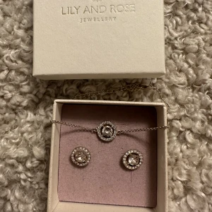 Lily and rose - Set från Lily and rosé i guld (örhängen och armband) . Mycket fint skick