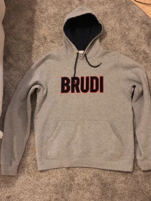 Hoodie - Snygg chabos hoodie i ett stabilt material, små skavningar på metalen annars väldigt bra skick  skriv vid funderingar😇