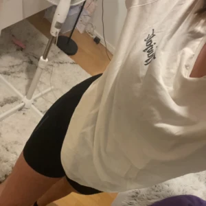 Tjuvjakt merch! - Hej! Säljer min ”Tillbaka till mångata” album t-shirt för att jag inte längre gillar tjuvjakt så mycket :) Använd 3 ggr och är i superfint skick! Passar L/Xl och är oversize för M/S. Pris diskuteras😊