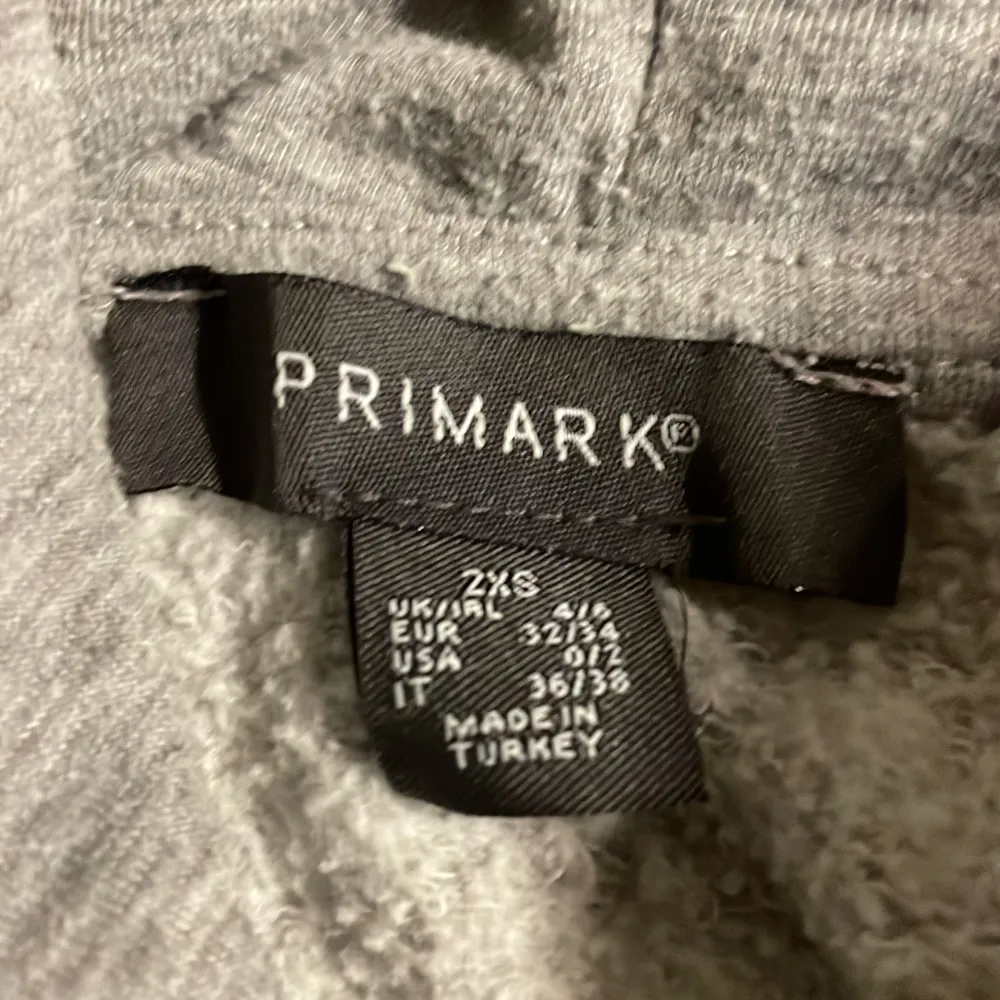 Säljer denna fina hoodie från primark. Pyttelite nopprig men fint skick.. Hoodies.