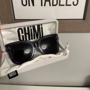 Chimi 008 - Säljer ett par sparsamt använda chimi glasögon då de ej kommer till användning. De är i färgen ginger och modellen 008. Fint skick och använda. Ingår sjävklart fodral och oanvänd putsduk samt påse🤍