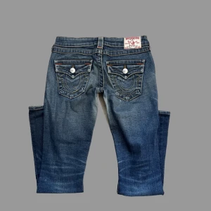 True Religion 25 - Så snygga lågmidjade true religion jeans i storlek 25! midjemåttet: 39cm innerbenslängd: 75cm