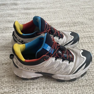 Trendiga Salomon sneakers  - Snygga trendiga Salomon sneakers i storlek 38.   Blivit lite smutsiga i färgen men annars i gott skick och inga övriga anmärkningar. 