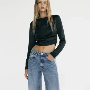 Glansig festtopp med öppen rygg - Knyt bakom ryggen nere vid slutet av tröjan. Glansigt material. Oanvänd strl M