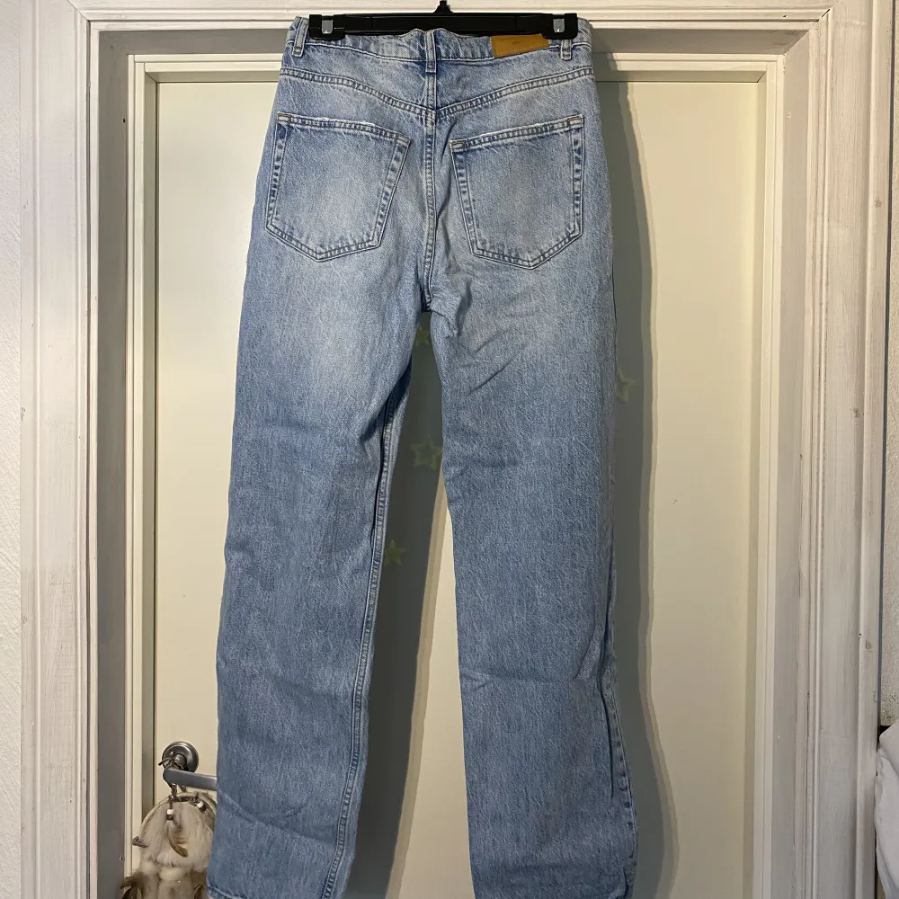 Ginatricot jeansen som trendade för nått år sedan Säljer då dem är lite för stora för mig som har storlek S  Jeansen passar nog bättre på nån som har storlek M. Jeans & Byxor.
