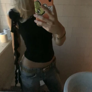 Topp!! - Skitsnygg festtopp med ganska öppenrygg, hög halsring och ”volang” dekorationer som hänger från ena axeln 🫶🏼🫶🏼 köpt i nyc på urban outfitters