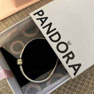 Säljer mitt dina Pandora armband 💗 aldrig använt! Säljer på grund av att jag bara använder guld 🥲(ny pris är 649)