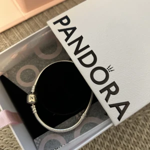 Pandora armband  - Säljer mitt dina Pandora armband 💗 aldrig använt! Säljer på grund av att jag bara använder guld 🥲(ny pris är 649)