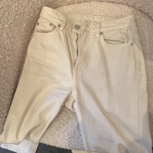 Weekday Voyage jeans - Säljer dessa jeans från weekday i modellen ”Voyage”❤️De är högmidjade och lagom i längden för mig som är 165. Storleken är 24 och de passar INTE mig som brukar ha XS. Är i nyskick! Nypris 500 kr men jag säljer för 100+frakt❤️Kräm vit färg