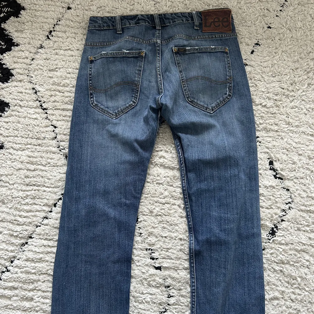 Jätte fina lee jeans raka i super fint skick, hittar ingen storlek men måttet rakt över är 41 och innerbenslängden är 80. Jeans & Byxor.