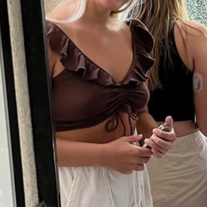 Brun topp - Bra skick men kommer tyvärr inte till användning längre🤍Rensar mycket av mitt smink, smycken och kläder nu och kan ge paketpris vid köp av flera✨🤍