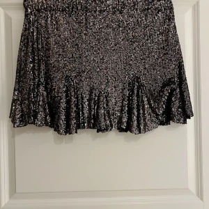 Glitterkjol - Säljar denna superfina giltterkjol från Zara aldrig andvänd inga defekter!