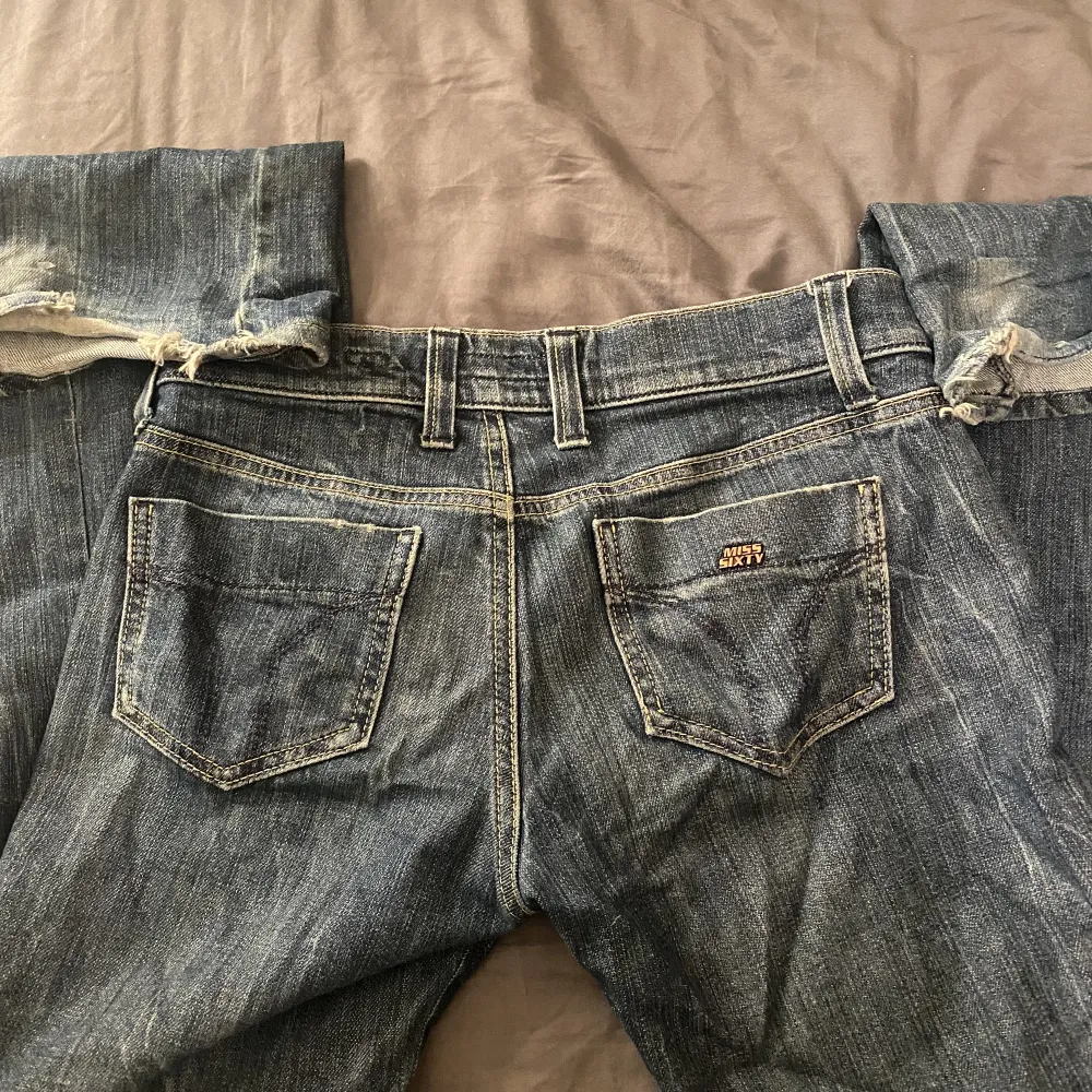 säljer mina asballa misssixty jeans då dom är för stora. ca 82 i midjemått. dom är lite slitna längst ner men det märker man inte. (bild från förra ägaren)köpta för 400 men säljer för 300. använd gärna köp nu men skriv innan 💕. Jeans & Byxor.