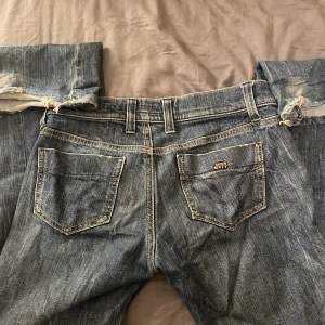 säljer mina asballa misssixty jeans då dom är för stora. ca 82 i midjemått. dom är lite slitna längst ner men det märker man inte. (bild från förra ägaren)köpta för 400 men säljer för 300. använd gärna köp nu men skriv innan 💕