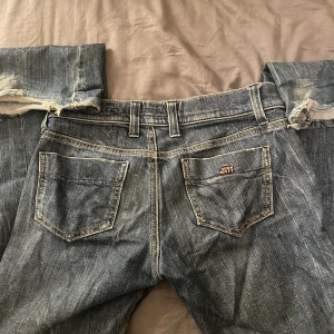 miss sixty jeans - säljer mina asballa misssixty jeans då dom är för stora. ca 82 i midjemått. dom är lite slitna längst ner men det märker man inte. (bild från förra ägaren)köpta för 400 men säljer för 300. använd gärna köp nu men skriv innan 💕