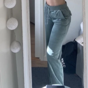 Juicy byxor - Säljer mina juicy couture byxor som inte kommer till användning längre. De är som i nyckskick, fortfarande jättemjuka och snygga! Inga defekter. Köparen står för frakten💗