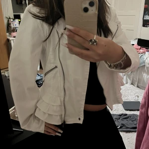 jacka - snygg jacka som aldrig kommit till användning då den är för stor ❤️har M i tröjor för referens 